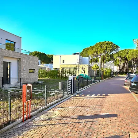 Peaceful Beachside In Secure Apartament